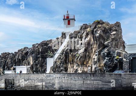 Il faro si affaccia sulla zona portuale di Camara de Lobos a Madeira. Foto Stock