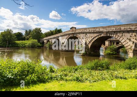 Atcham Bridge vicino a Shrewsbury, nello Shropshire, sul fiume Severn Foto Stock