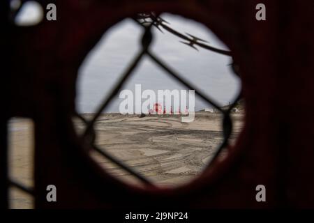 Tijuana, Messico. 21st maggio 2022. Un cartello 'STOP' può essere visto attraverso il muro di confine e filo spinato sul lato degli Stati Uniti della spiaggia. Credit: Aimee Melo/dpa/Alamy Live News Foto Stock