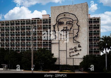 Immagine di che Guevara sulla facciata del Ministero degli interni, Plaza de la Revolucion.jpg Foto Stock