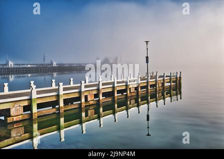 Nebbia al molo di Cunningham, Geelong, Corio Bay, Victoria, Australia Foto Stock