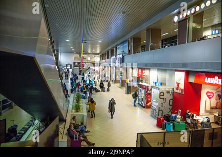 20 aprile 2022 passeggeri che passano attraverso l'aeroporto Henry Coanda di Bucarest e che aspettano o vanno a bordo con le loro valigie guidate dalla A. Foto Stock