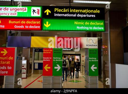 20 aprile 2022 passeggeri che passano attraverso l'aeroporto Henry Coanda di Bucarest e che aspettano o vanno a bordo con le loro valigie guidate dalla A. Foto Stock