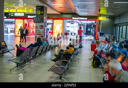 20 aprile 2022 passeggeri che passano attraverso l'aeroporto Henry Coanda di Bucarest e che aspettano o vanno a bordo con le loro valigie guidate dalla A. Foto Stock