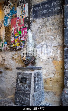 Monumento Pulcinella a Vico del Fico al Purgatorio, Napoli Foto Stock