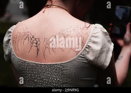 Primo piano di tatuaggi cutanei e occhi di una giovane donna Foto Stock