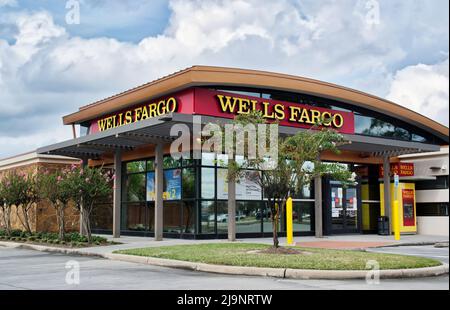 Houston, Texas USA 12-05-2021: Wells Fargo Bank con sede a Houston, Texas. Fondata nel 1852 a San Francisco, California. Una delle banche più grandi del mondo. Foto Stock