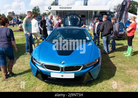 Wilton, Wiltshire, Regno Unito - Agosto 10 2014: Una BMW i8 plug-in ibrida sportiva al Wilton Classic and Supercar Show 2014 Foto Stock