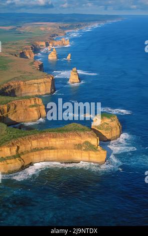 Vista aerea della costa ai 12 Apostoli, Great Ocean Road, Victoria, Australia Foto Stock