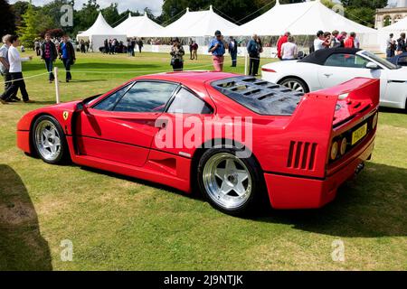 Wilton, Wiltshire, UK - Agosto 10 2014: Una Ferrari rossa F40 e altre supercar classiche al Wilton House Classic and Supercar Show 2014 Foto Stock