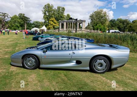 Wilton, Wiltshire, Regno Unito - 10 agosto 2014: Una supercar Jaguar XJ220 al Wilton House Classic and Supercar Show 2014 Foto Stock