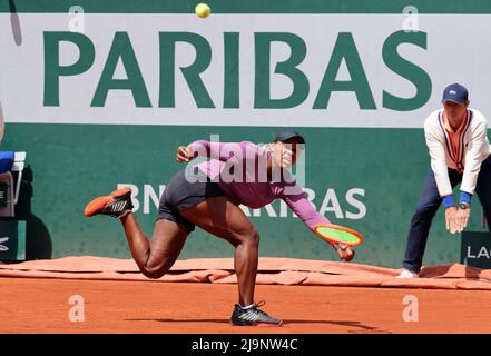 Parigi, Francia. 24th maggio 2022. Il giocatore DEGLI STATI UNITI Taylor Townsend gioca contro Caroline Garcia di Francia durante la loro partita di tennis al Roland Garros vicino Parigi, Francia, martedì 24 maggio, 2022. Garcia ha vinto il 6-3, il 6-4. Foto di Maya Vidon-White/UPI Credit: UPI/Alamy Live News Foto Stock