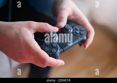 Joystick per console di gioco in the mans Hands.The concetto di tempo libero e di intrattenimento Foto Stock