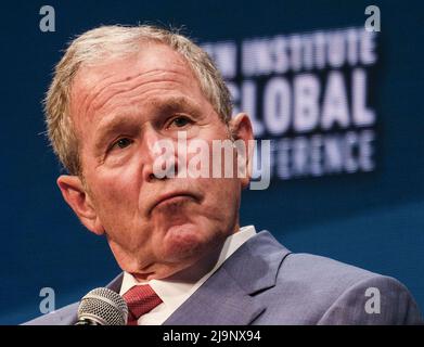 Los Angeles, California, Stati Uniti. 24th maggio 2022. L'ex presidente degli Stati Uniti GEORGE W. BUSH è intervistato da Michael Milken durante la conferenza globale del Milken Institute a Beverly Hills, California mercoledì 3 maggio 2017. Credit: Ringo Chiu/ZUMA Wire/Alamy Live News Foto Stock