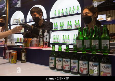 Parkked, Tailandia. 24th maggio 2022. Il personale della cabina ha distribuito bevande per chi ha partecipato al THAIFEX ANUGA EXPO a Taste. (Foto di Atiwat Siltamethanont/Pacific Press) Credit: Pacific Press Media Production Corp./Alamy Live News Foto Stock