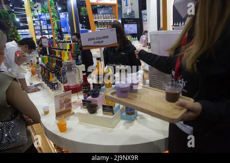 Parkked, Tailandia. 24th maggio 2022. Il personale della cabina ha distribuito bevande per chi ha partecipato al THAIFEX ANUGA EXPO a Taste. (Foto di Atiwat Siltamethanont/Pacific Press) Credit: Pacific Press Media Production Corp./Alamy Live News Foto Stock