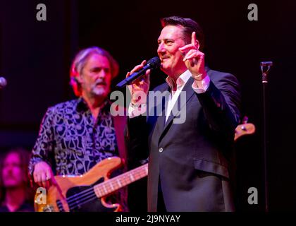 Edimburgo, Regno Unito. 24th maggio 2022. Tony Hadley suona dal vivo all'Edinburgh Usher Hall martedì 24th maggio 2022 Tony suona con la sua band "The Fabulous TH Band" festeggiando i quarant'anni da quando Tony ha pubblicato per la prima volta musica con la sua ex band Spandau Ballet, Credit: Alan Rennie/Alamy Live News Foto Stock