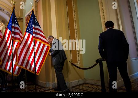 Chuck Schumer (democratico di New York), leader della maggioranza del Senato degli Stati Uniti, arriva alla conferenza stampa del pranzo politico del Senato democratico al Campidoglio degli Stati Uniti a Washington, DC, martedì 24 maggio 2022. Credit: Rod Lammey/CNP /MediaPunch Foto Stock