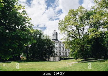 BERGISH GLADBACH, GERMANIA - 24 MAGGIO 2022: Althoff Grandhotel Schloss Bensberg, costruito come rifugio di caccia di Jan Wellem (Johann Wilhelm II), Duca di Ja Foto Stock