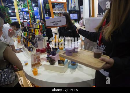 Parkked, Nonthaburi, Tailandia. 24th maggio 2022. Il personale della cabina ha distribuito bevande per chi ha partecipato al THAIFEX ANUGA EXPO a Taste. (Credit Image: © Atiwat Siltamethanont/Pacific Press via ZUMA Press Wire) Foto Stock