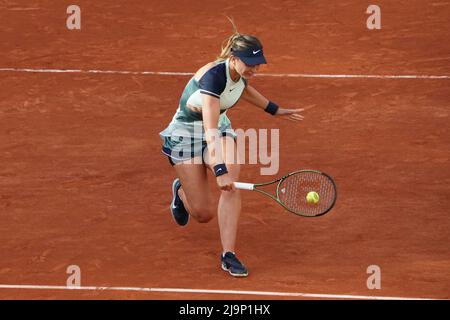 PARIGI, Francia. 24th maggio 2022. PAULA BADOSA di Spagna ritorna la palla a FIONA FERRO di Francia durante il giorno 3 del French Open 2022, torneo di tennis Grand Slam al Roland-Garros Stadium - Paris France.Paula Barbosa ha vinto : 6:2 6:0 (Credit Image: © Pierre Stevenin/ZUMA Press Wire) Foto Stock