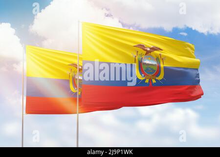 Cielo azzurro soleggiato e bandiere di ecuador e ecuador Foto Stock
