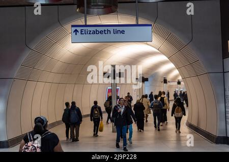 I passeggeri viaggiano insieme alla Elizabeth Line a Londra, quando la nuova linea ha iniziato il suo servizio di primo giorno Foto Stock