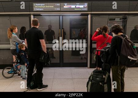 I passeggeri viaggiano insieme alla Elizabeth Line a Londra, quando la nuova linea ha iniziato il suo servizio di primo giorno Foto Stock