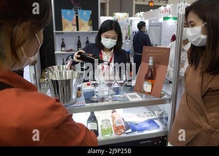 Parkked, Nonthaburi, Tailandia. 24th maggio 2022. Il personale della cabina ha dato vino ai partecipanti THAIFEX ANUGA EXPO da assaggiare. (Credit Image: © Atiwat Siltamethanont/Pacific Press via ZUMA Press Wire) Foto Stock