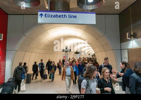 Lancio della Elizabeth Line a Londra i passeggeri viaggiano insieme alla Elizabeth Line a Londra, quando la nuova linea ha iniziato il suo servizio di primo giorno. Foto Stock