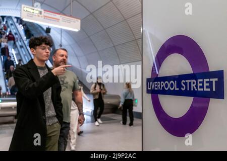 Lancio della Elizabeth Line a Londra i passeggeri viaggiano insieme alla Elizabeth Line a Londra, quando la nuova linea ha iniziato il suo servizio di primo giorno. Foto Stock