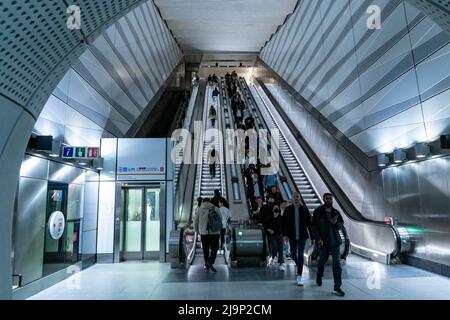 Lancio della Elizabeth Line a Londra i passeggeri viaggiano insieme alla Elizabeth Line a Londra, quando la nuova linea ha iniziato il suo servizio di primo giorno. Foto Stock