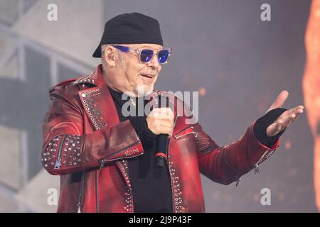 Milano, Italia. 24th maggio 2022. Vasco Rossi durante Vasco Rossi - non Stop Live 2022, concerto di musica cantante italiana a Milano, Italia, Maggio 24 2022 Credit: Independent Photo Agency/Alamy Live News Foto Stock