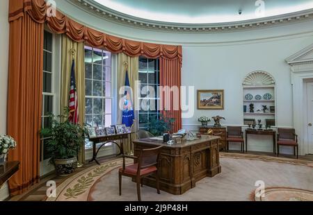 Simi Valley, California, USA - 27 aprile 2022: Biblioteca presidenziale Ronald Reagan. Replica dell'ufficio ovale con scrivania Resolute come pezzo centrale. Foto Stock