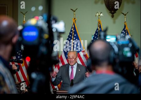 Chuck Schumer (democratico di New York), leader della maggioranza del Senato degli Stati Uniti, offre osservazioni durante Democratâs la conferenza stampa del pranzo della politica del Senato al Campidoglio degli Stati Uniti a Washington, DC, martedì 24 maggio 2022. Credito: Rod Lammey/CNP Foto Stock