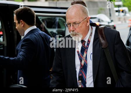 Washington, DC. 23rd maggio 2022. Il 23 maggio 2022 il consigliere speciale John Durham lascia il tribunale federale statunitense a Washington, DC. Credito: Samuel Corum/CNP (RESTRIZIONE: NESSUN New York o New Jersey Quotidiani o giornali entro un raggio di 75 miglia da New York) credito: dpa/Alamy Live News Foto Stock