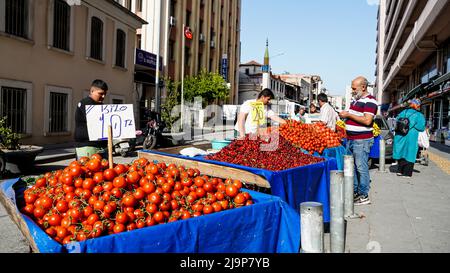 La banca d'investimento internazionale JP Morgan ha annunciato che prevede che l'inflazione in Turchia raggiungerà il picco del 72% su base annua a maggio. Nell'aprile 2022, il CPI è aumentato del 7,25%. Con l'aumento di aprile, l'inflazione annua è stata realizzata come 69,97 per cento. D'altra parte, la Lira turca continua a deprezzarsi; Euro ha superato 17 TL, Dollar ha superato 16 TL. La Lira turca, che era stata intorno al 15 per molto tempo, ha visto 16 ieri. La lira turca si è ulteriormente indebolita a 16,1 dollari USA a maggio. La gente casual fa shopping nella vita quotidiana a Izmir, Turchia il 24 maggio 2022. Foto Stock