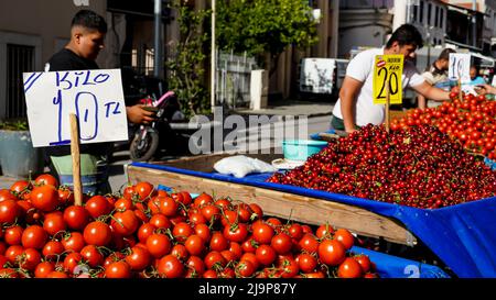 La banca d'investimento internazionale JP Morgan ha annunciato che prevede che l'inflazione in Turchia raggiungerà il picco del 72% su base annua a maggio. Nell'aprile 2022, il CPI è aumentato del 7,25%. Con l'aumento di aprile, l'inflazione annua è stata realizzata come 69,97 per cento. D'altra parte, la Lira turca continua a deprezzarsi; Euro ha superato 17 TL, Dollar ha superato 16 TL. La Lira turca, che era stata intorno al 15 per molto tempo, ha visto 16 ieri. La lira turca si è ulteriormente indebolita a 16,1 dollari USA a maggio. La gente casual fa shopping nella vita quotidiana a Izmir, Turchia il 24 maggio 2022. Foto Stock