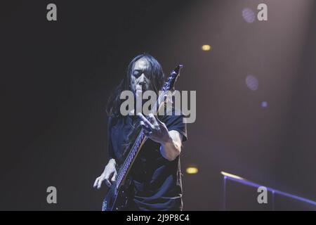 John Myung suona sul palco con la sua band Dream Theater al Palazzo dello Sport di Roma. Foto Stock