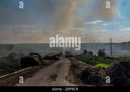 23 maggio 2022, Severodonetsk, Ucraina: Un territorio bombardato sulla strada principale tra Severodonetsk e Kramatorsk. Severodonetsk, la più grande città sotto il controllo ucraino nella provincia di Luhansk, è stata oggetto di intense artiglierie e di un incendio missilistico da parte dell'esercito russo. La città è quasi isolata dal resto della regione, c'è una strada principale che collega la città a Kramatorsk, l'esercito russo sta cercando di occupare e controllare per tagliare le disposizioni e le forniture alla città. Esperti militari suggeriscono la possibilità che Severodonetsk possa cadere sotto assedio secondo lo scenario Mariupol. (Credit Image: © Ric Foto Stock