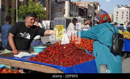 La banca d'investimento internazionale JP Morgan ha annunciato che prevede che l'inflazione in Turchia raggiungerà il picco del 72% su base annua a maggio. Nell'aprile 2022, il CPI è aumentato del 7,25%. Con l'aumento di aprile, l'inflazione annua è stata realizzata come 69,97 per cento. D'altra parte, la Lira turca continua a deprezzarsi; Euro ha superato 17 TL, Dollar ha superato 16 TL. La Lira turca, che era stata intorno al 15 per molto tempo, ha visto 16 ieri. La lira turca si è ulteriormente indebolita a 16,1 dollari USA a maggio. La gente casual fa shopping nella vita quotidiana a Izmir, Turchia il 24 maggio 2022. Foto Stock