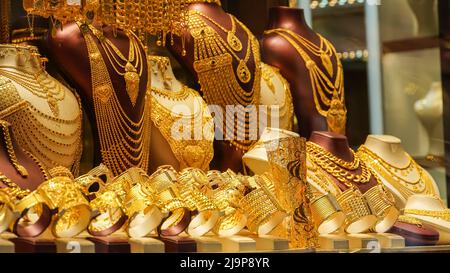 La banca d'investimento internazionale JP Morgan ha annunciato che prevede che l'inflazione in Turchia raggiungerà il picco del 72% su base annua a maggio. Nell'aprile 2022, il CPI è aumentato del 7,25%. Con l'aumento di aprile, l'inflazione annua è stata realizzata come 69,97 per cento. D'altra parte, la Lira turca continua a deprezzarsi; Euro ha superato 17 TL, Dollar ha superato 16 TL. La Lira turca, che era stata intorno al 15 per molto tempo, ha visto 16 ieri. La lira turca si è ulteriormente indebolita a 16,1 dollari USA a maggio. La gente casual fa shopping nella vita quotidiana a Izmir, Turchia il 24 maggio 2022. Foto Stock