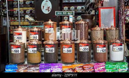 La banca d'investimento internazionale JP Morgan ha annunciato che prevede che l'inflazione in Turchia raggiungerà il picco del 72% su base annua a maggio. Nell'aprile 2022, il CPI è aumentato del 7,25%. Con l'aumento di aprile, l'inflazione annua è stata realizzata come 69,97 per cento. D'altra parte, la Lira turca continua a deprezzarsi; Euro ha superato 17 TL, Dollar ha superato 16 TL. La Lira turca, che era stata intorno al 15 per molto tempo, ha visto 16 ieri. La lira turca si è ulteriormente indebolita a 16,1 dollari USA a maggio. La gente casual fa shopping nella vita quotidiana a Izmir, Turchia il 24 maggio 2022. Foto Stock