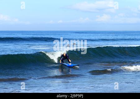 Un giovane surfista che cavalca un'onda a Batu Bolong Beach a Canggu, Bali, Indonesia Foto Stock