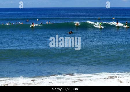 Onde di equitazione per surfisti a Batu Bolong Beach a Canggu, Bali, Indonesia Foto Stock