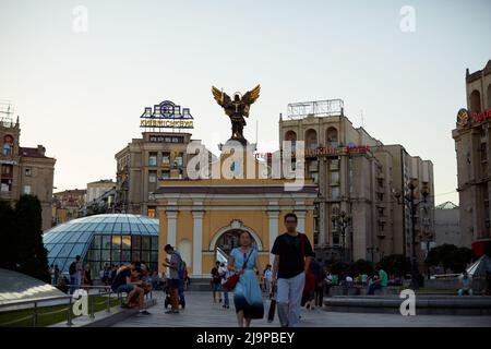 Kiev - 27 ottobre 2021: Statua dell'Arcangelo Michele in cima a Lach Gates in Piazza dell'Indipendenza di Kiev Foto Stock