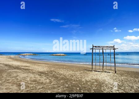 La spiaggia si alza all'Anvaya Beach Resort sulla Jerman Beach a Tuban, Kuta, Bali nel 2022. Foto Stock