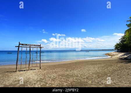 La spiaggia si alza all'Anvaya Beach Resort sulla Jerman Beach a Tuban, Kuta, Bali nel 2022. Foto Stock