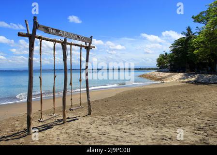 La spiaggia si alza all'Anvaya Beach Resort sulla Jerman Beach a Tuban, Kuta, Bali nel 2022. Foto Stock