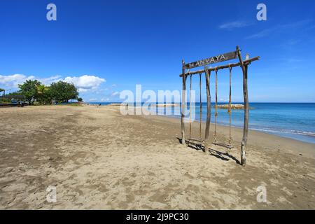 La spiaggia si alza all'Anvaya Beach Resort sulla Jerman Beach a Tuban, Kuta, Bali nel 2022. Foto Stock